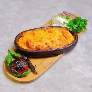 Güveçte Kaşarlı Beyti Kebap